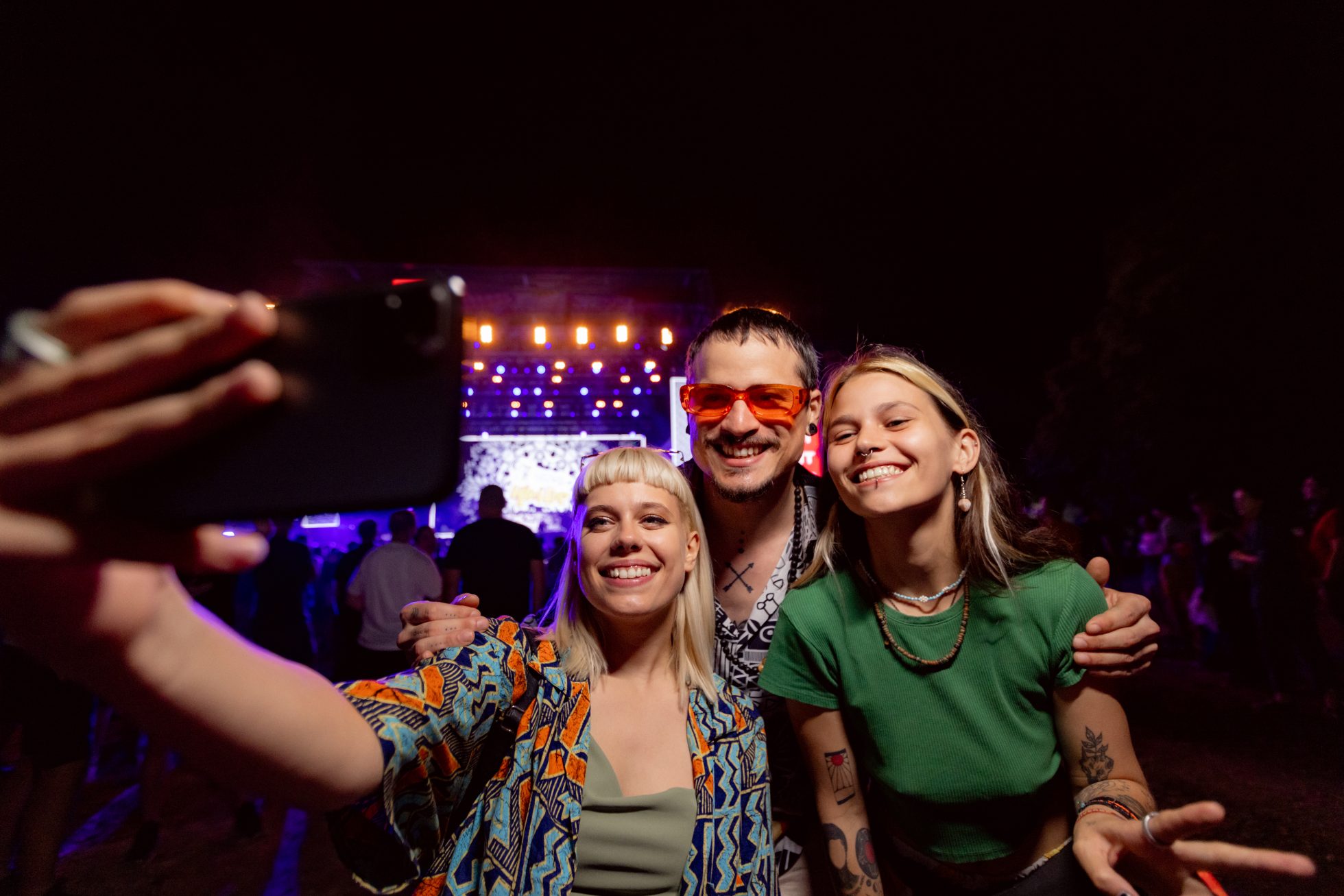 Ludzie bawiący się na festiwalu muzycznym 